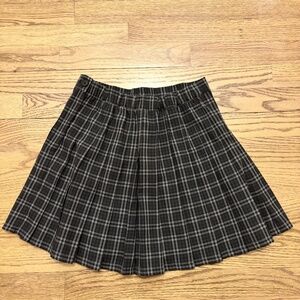 Aerie Black and Grey Class Act Pleated Plaid Skirt in Size Small